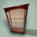 Esta Vitrina está disponible en www.cositasantiguas.es, una pieza decorativa y funcional para quienes buscan un mueble clásico con carácter, calidad y presencia.