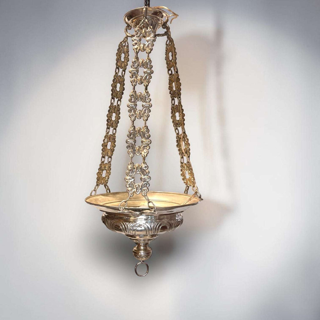 La Lámpara es perfecta para decorar espacios con inspiración religiosa, rincones de oración, capillas privadas, entradas, salones clásicos o ambientes donde se quiera incorporar una pieza con carácter histórico. 