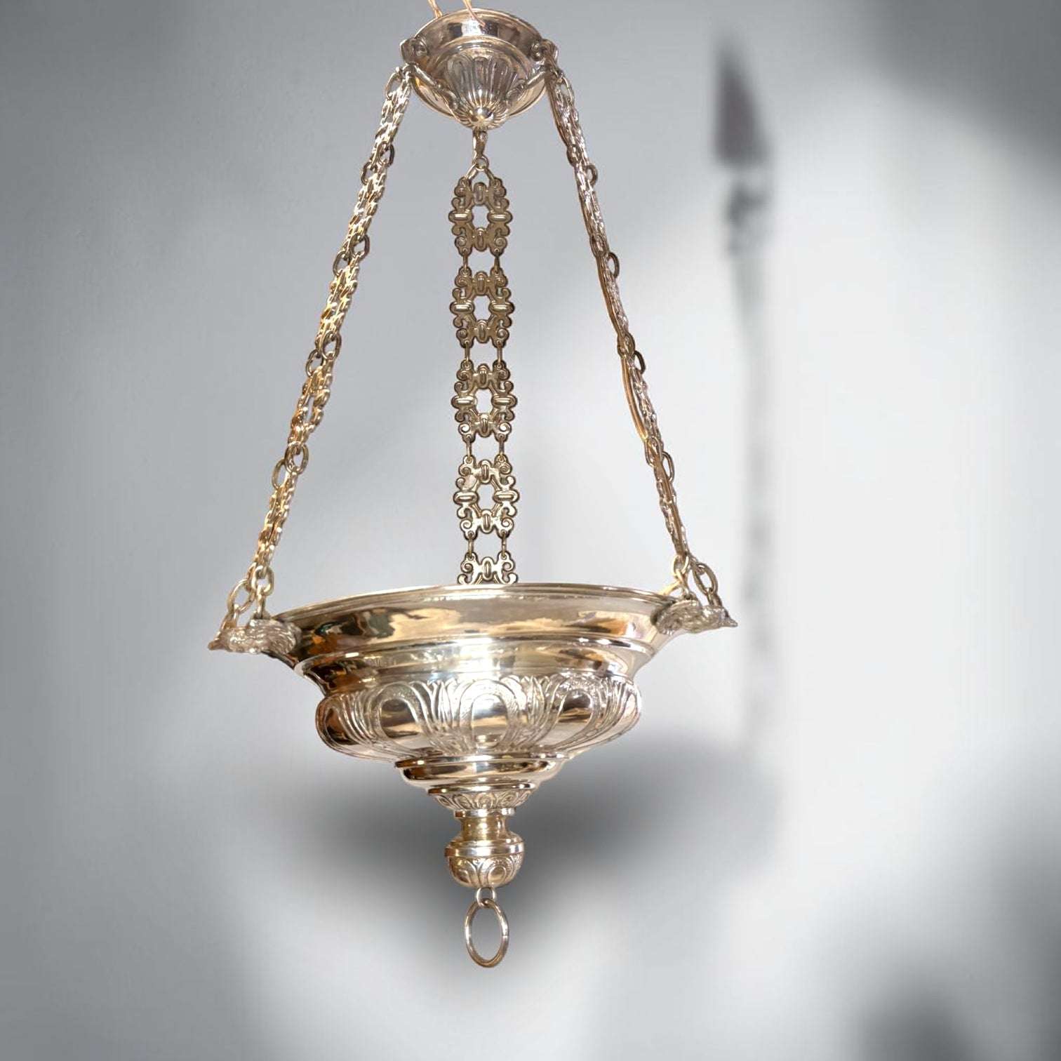 Esta Lámpara está disponible en www.cositasantiguas.es, una pieza singular para quienes valoran la decoración antigua, el arte sacro y los objetos con historia.