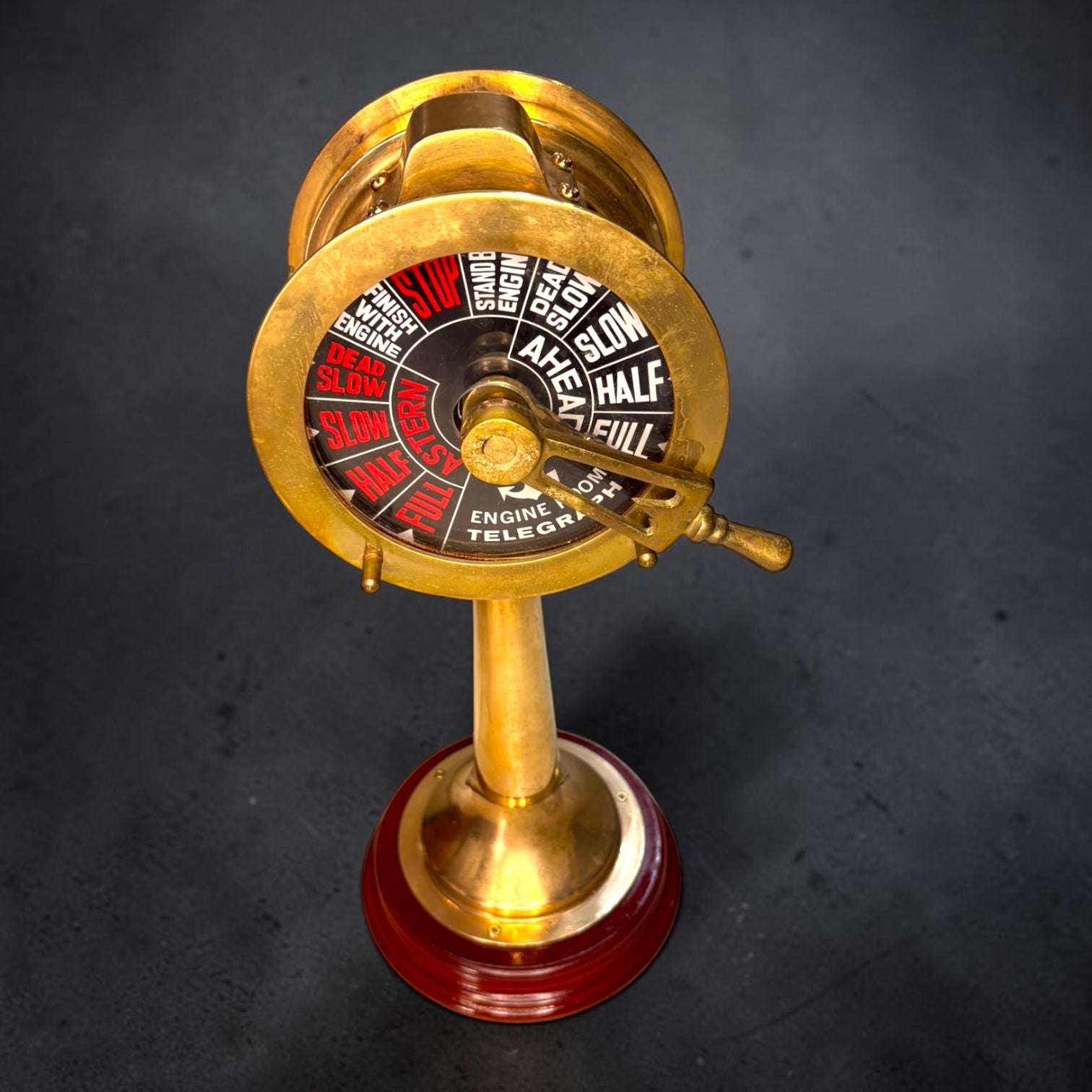 Su esfera con comandos en inglés, el contraste entre el dorado envejecido y la base roja, y el detalle sonoro de la campana lo convierten en un objeto con gran capacidad para atraer miradas.