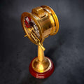  Realizado en metal dorado, con esfera circular, palanca frontal, base roja y columna elevada, reproduce la imagen clásica de los antiguos telégrafos de órdenes de barco.

