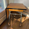 Esta mesa destaca por su capacidad de adaptarse a espacios actuales sin perder su esencia original. 