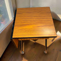 Hoy, además de conservar ese uso funcional, se convierte en un mueble decorativo perfecto para despachos, estudios, rincones de lectura, escaparates, tiendas vintage o interiores con carácter.