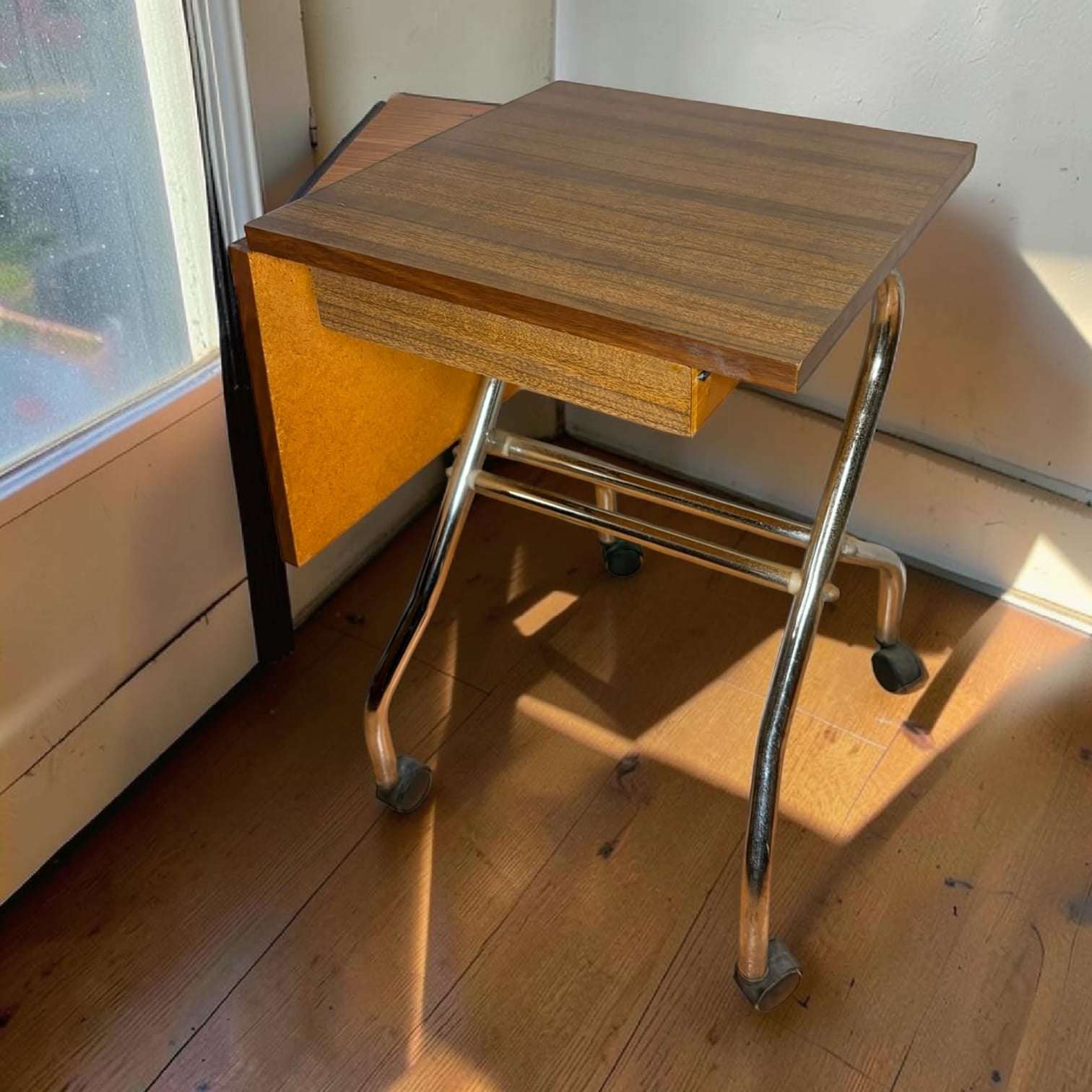 Ideal para quienes buscan un mueble nuevo en catálogo, limitado y único, esta mesa puede colocarse junto a un sofá, en un despacho, en una entrada, en una tienda o como