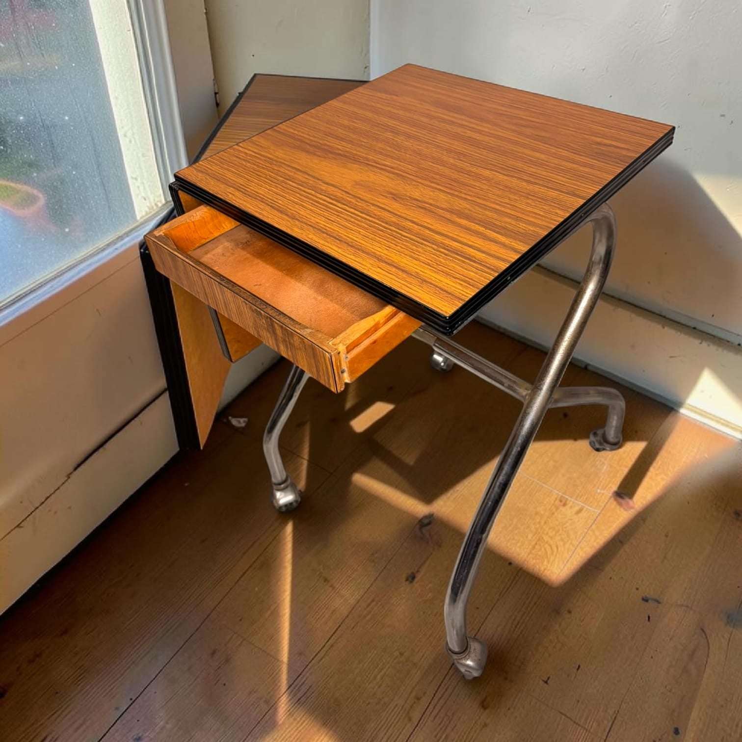 Su estructura metálica con ruedas, su cajón frontal y su lateral abatible la convierten en una pieza muy especial dentro del mobiliario vintage.

