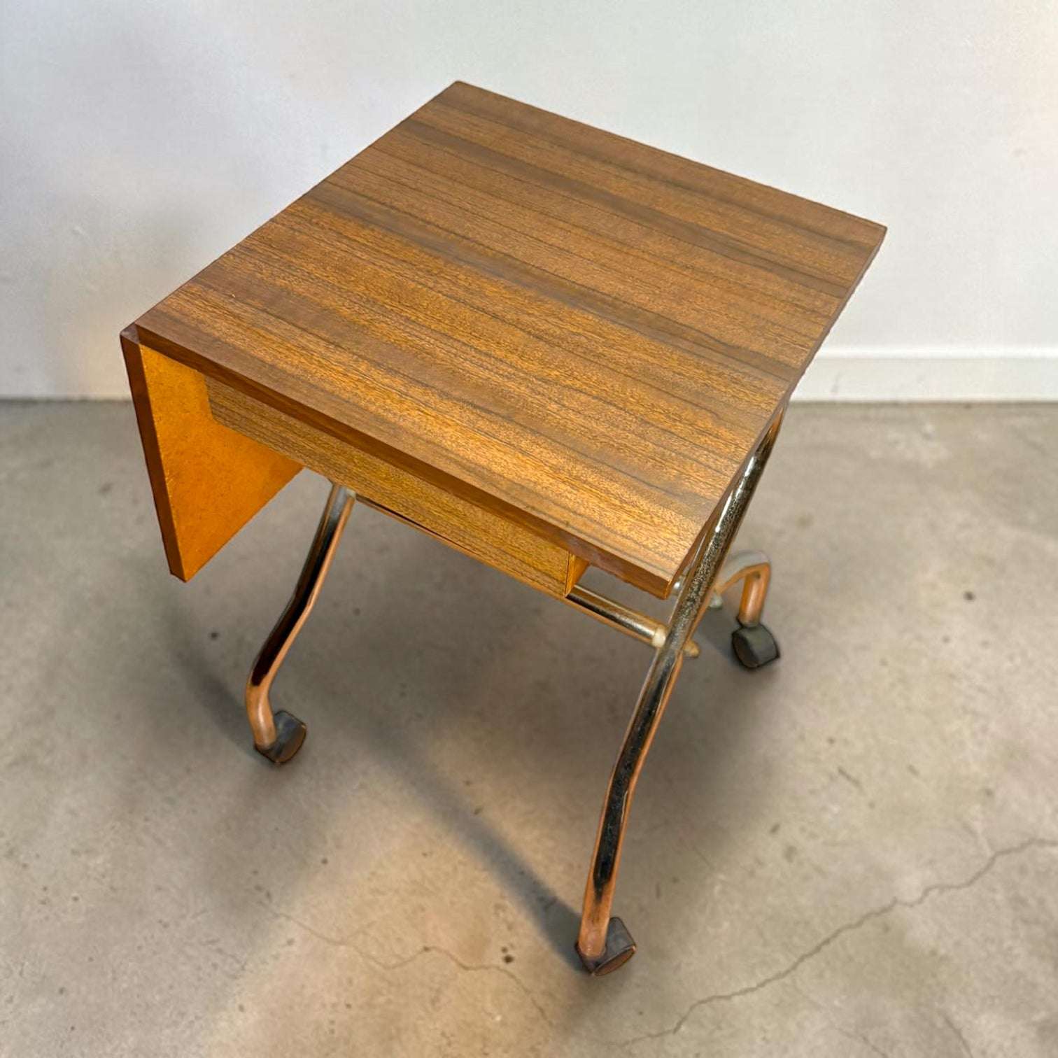 Esta mesa destaca por su versatilidad. Cerrada ocupa muy poco espacio, lo que la convierte en una opción ideal para rincones pequeños, despachos, dormitorios, estudios creativos o salones con decoración vintage. 