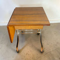 Disponible como pieza nueva en catálogo en www.cositasantiguas.es, esta mesa es una oportunidad limitada para incorporar un mueble único, práctico y 