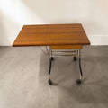 Abierta, ofrece una superficie más amplia gracias a su lateral desplegable, manteniendo una altura cómoda y una estética muy decorativa.