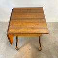 Su mezcla de madera cálida y metal cromado crea un contraste visual muy atractivo, perfecto para interiores retro, industriales, mid century, clásicos actualizados o espacios de coleccionismo.