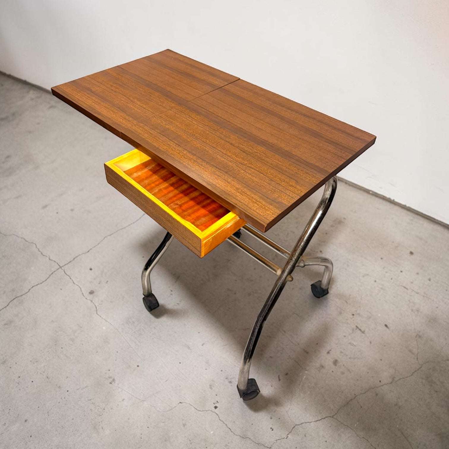 Disponible como pieza nueva en catálogo en www.cositasantiguas.es, esta mesa es una oportunidad limitada para incorporar un mueble único, práctico y 