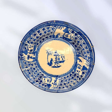 Este plato antiguo de cerámica blanca y azul es una pieza decorativa perfecta para quienes buscan objetos con personalidad, historia y valor ornamental. 