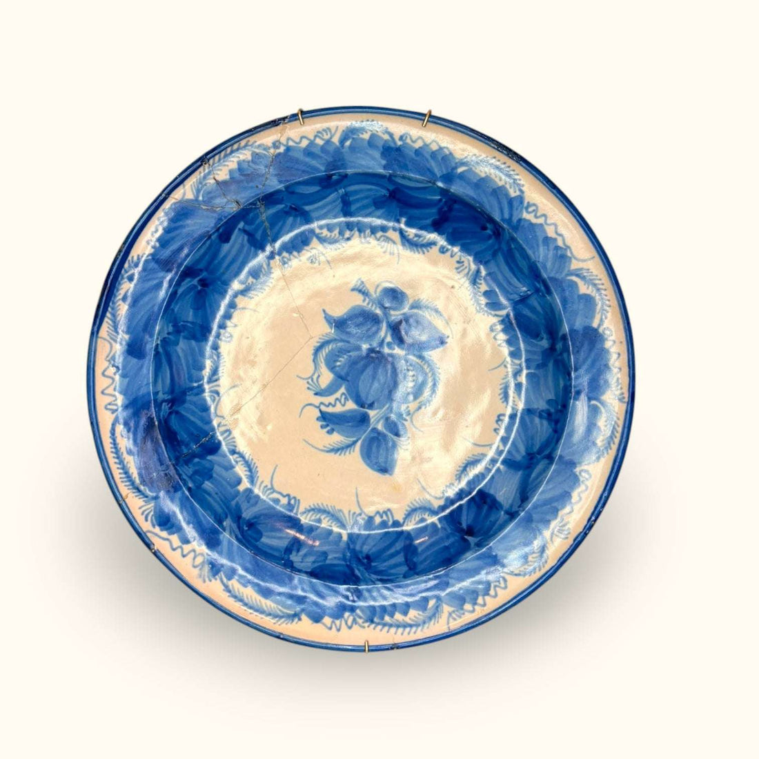Este plato destaca porque no busca parecer nuevo: su encanto está precisamente en su historia visual. 