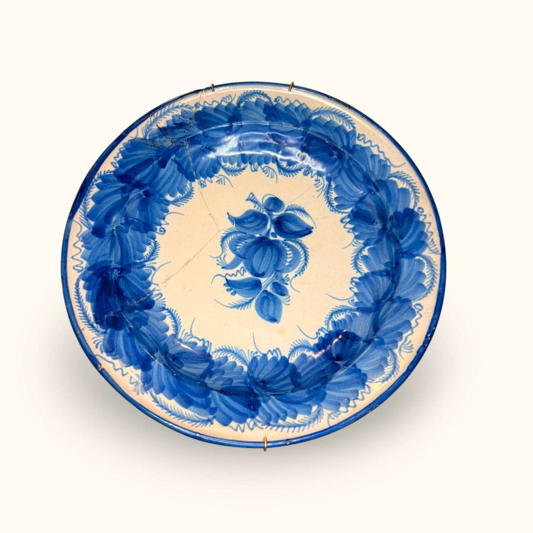 Este plato destaca porque no busca parecer nuevo: su encanto está precisamente en su historia visual. 
