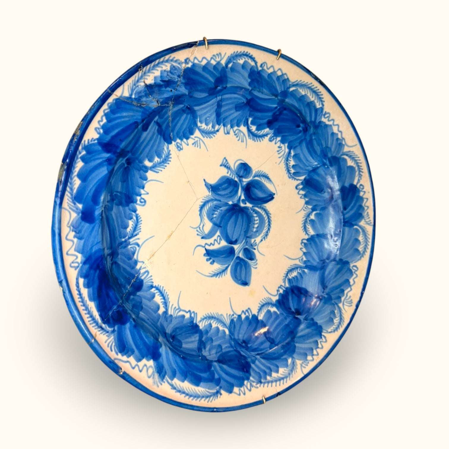 Disponible como pieza nueva en catálogo en www.cositasantiguas.es, este plato es una oportunidad limitada para añadir a tu hogar un objeto decorativo diferente, restaurado y lleno de carácter.