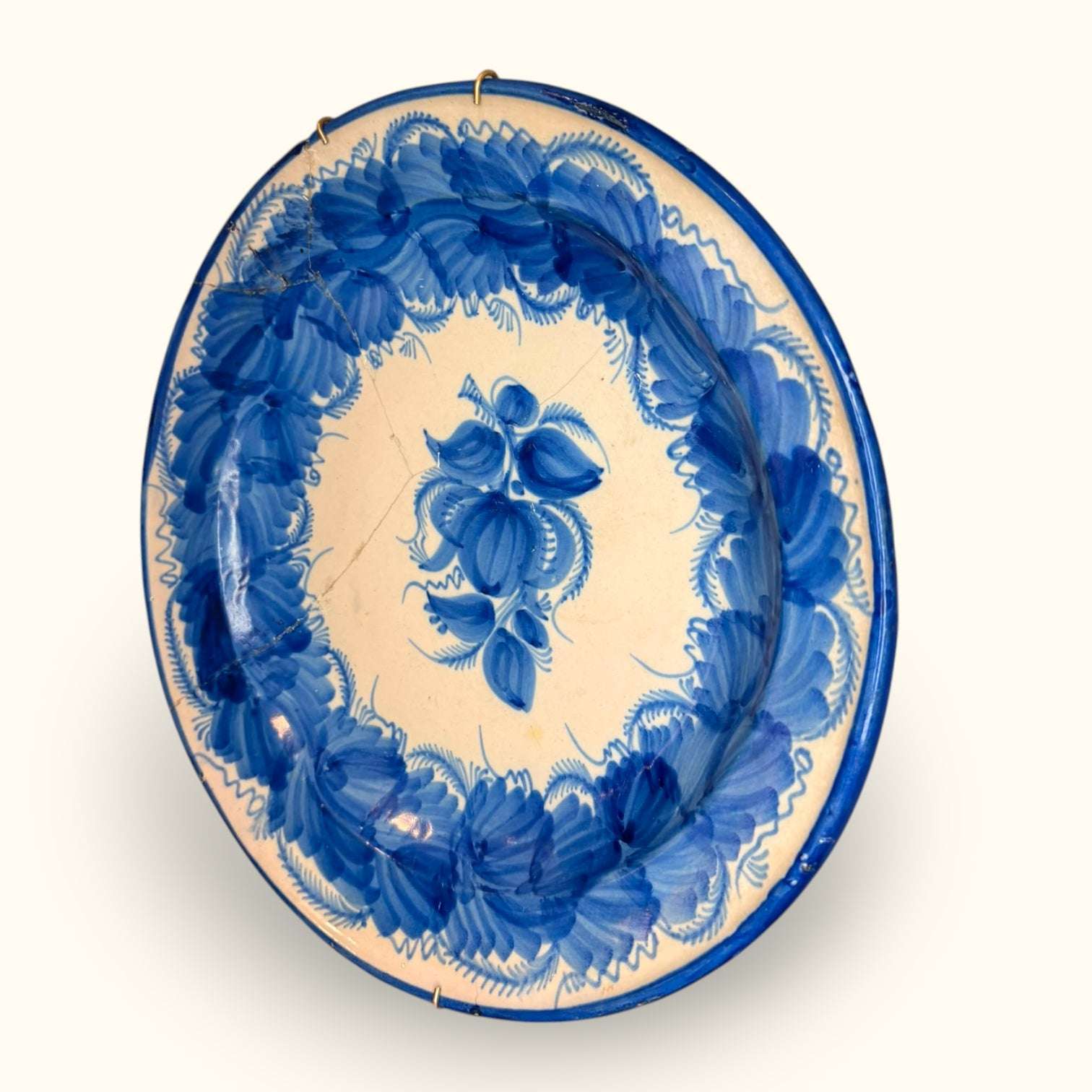  Si buscas una pieza exclusiva para pared, este plato restaurado de cerámica azul es una elección increíble para redescubrir el valor de la decoración tradicional.