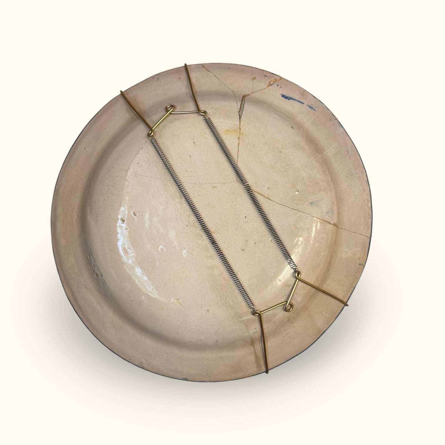  Si buscas una pieza exclusiva para pared, este plato restaurado de cerámica azul es una elección increíble para redescubrir el valor de la decoración tradicional.