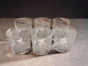 Estos Vasos destacan por su brillo, su talla geométrica y su equilibrio entre utilidad y decoración. 