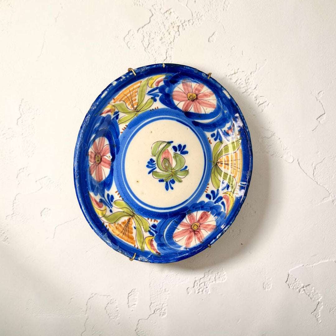 Este Plato no es solo un objeto de cerámica: es una pieza con expresión, color y presencia visual. 