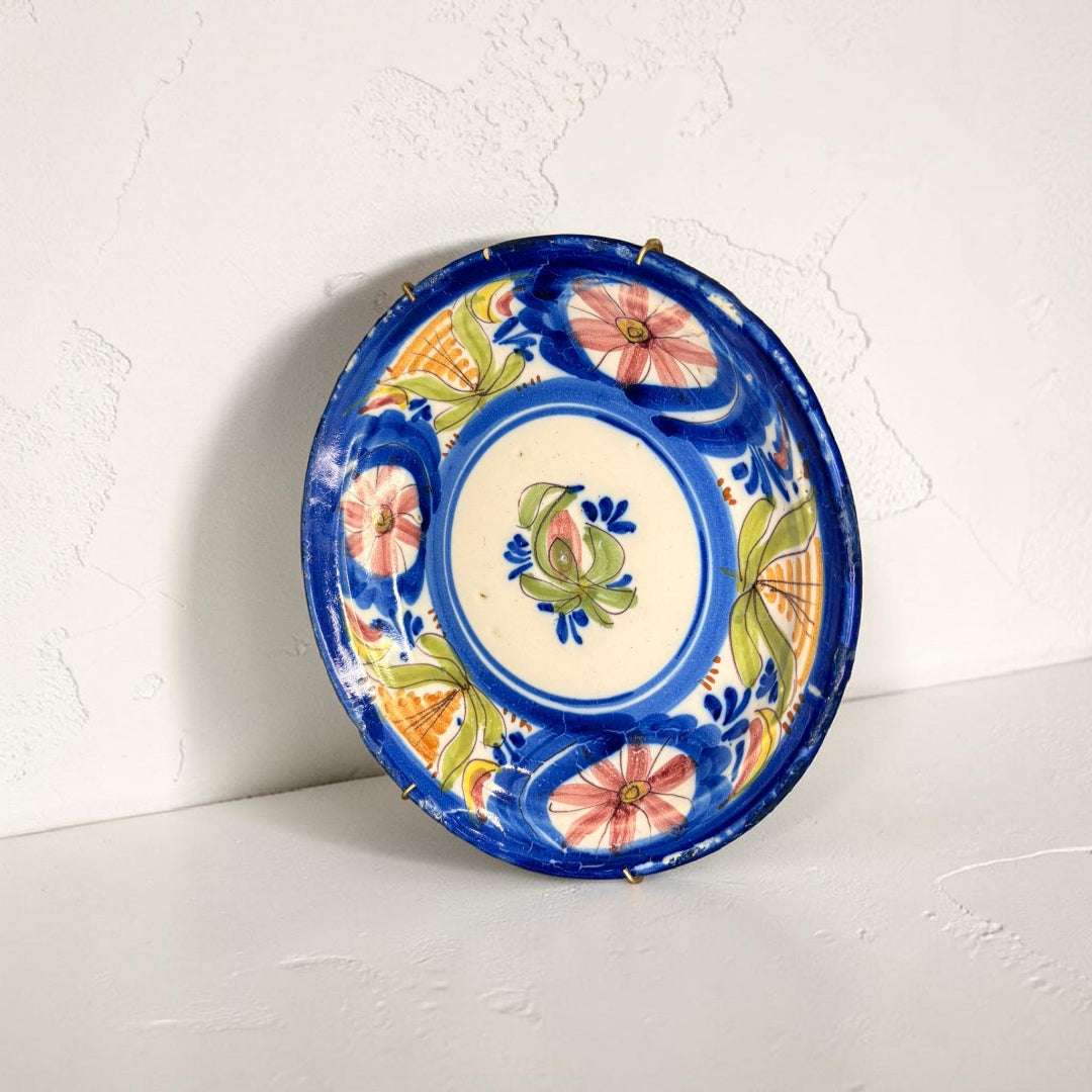 Como objeto decorativo, este Plato puede convertirse en protagonista de una pared blanca, combinarse con otros platos antiguos o utilizarse como punto de color en ambientes clásicos, rústicos o mediterráneos. 