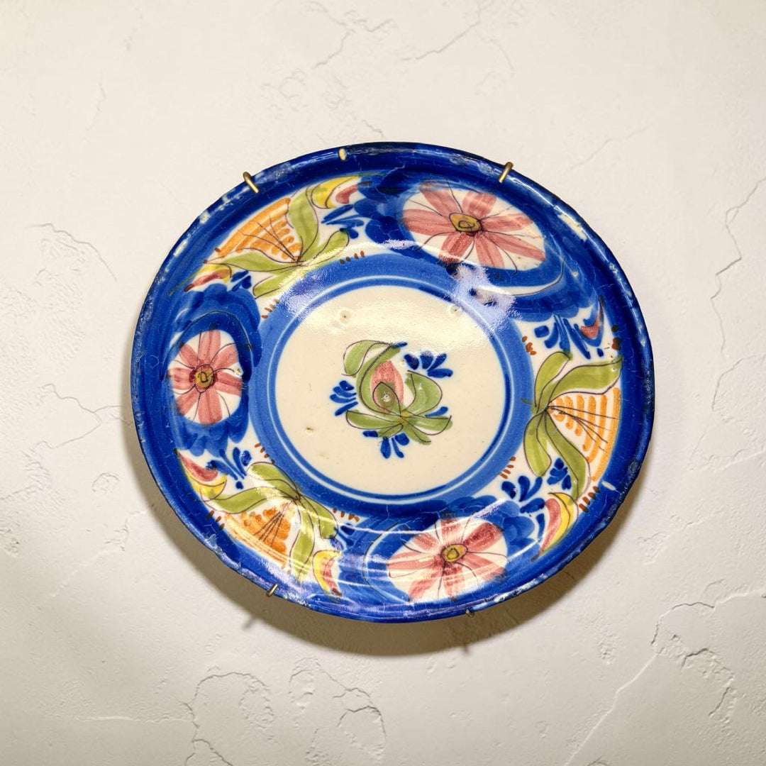 Su función original pudo estar vinculada tanto al uso doméstico como a la decoración tradicional, pero hoy destaca especialmente como pieza mural. 