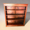 Su función original es servir como mueble de almacenaje y exposición para libros, documentos o piezas decorativas. 