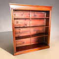 Como mueble antiguo, esta Librería baja combina funcionalidad y valor visual. Es perfecta para exponer libros antiguos, vajillas, esculturas, marcos, piezas de coleccionismo o artículos decorati