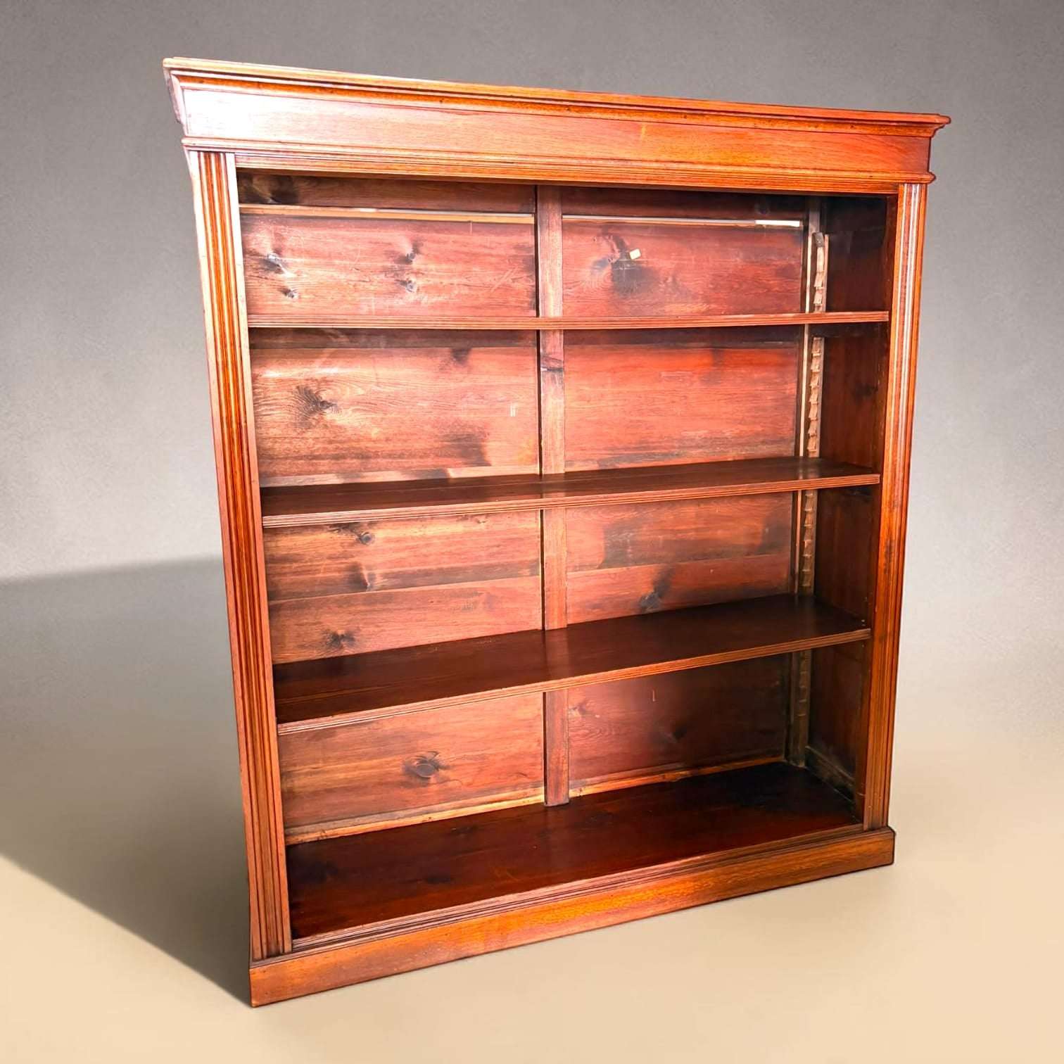 Como mueble antiguo, esta Librería baja combina funcionalidad y valor visual. Es perfecta para exponer libros antiguos, vajillas, esculturas, marcos, piezas de coleccionismo o artículos decorati