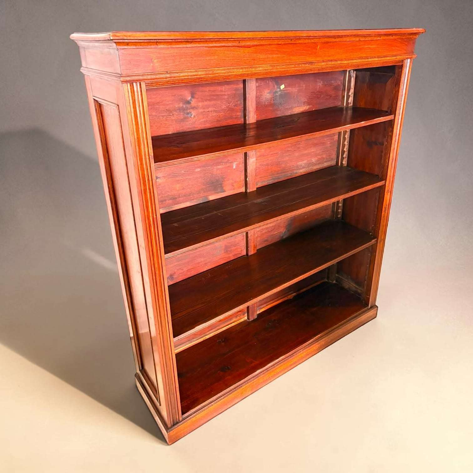Hoy, además de conservar ese uso práctico, aporta una fuerte presencia ornamental gracias a su madera cálida, su estructura sólida y sus detalles clásicos en molduras y laterales.