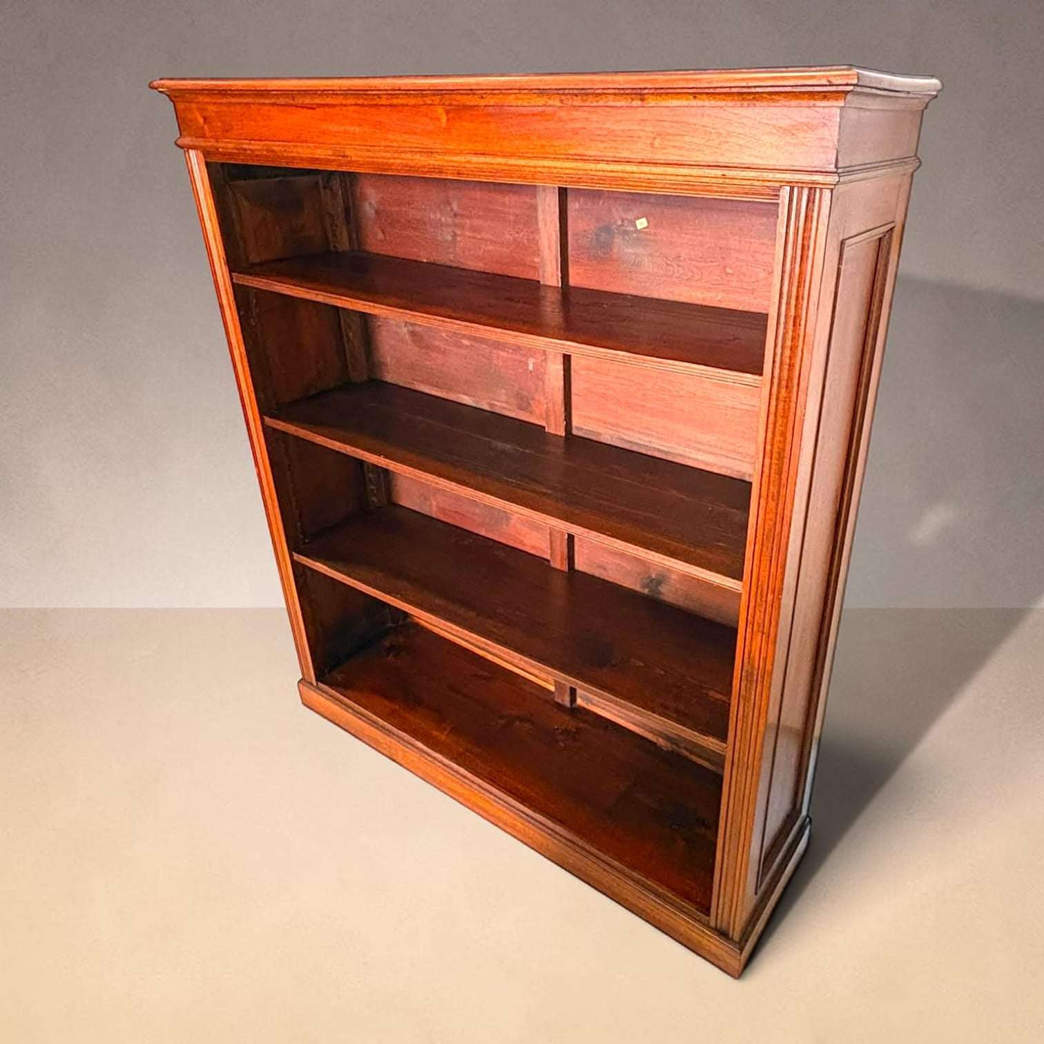 Esta Librería baja destaca por su capacidad para transformar una pared vacía en un rincón cálido, ordenado y elegante. S