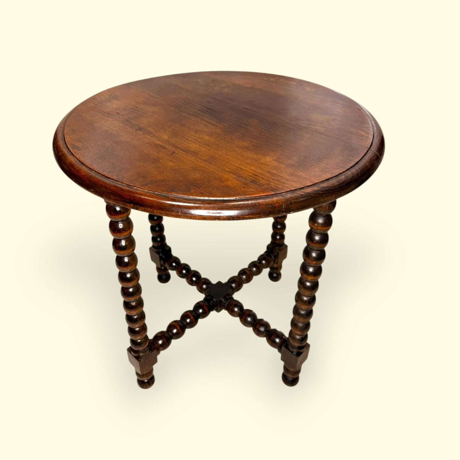 Su función original es servir como mesa de apoyo para colocar objetos de uso cotidiano, libros, lámparas, piezas decorativas, bandejas o elementos auxiliares dentro de una estancia. 