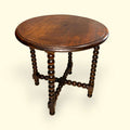 Esta Mesa auxiliar castellana antigua de madera es una pieza llena de presencia, pensada para aportar calidez, tradición y estilo a cualquier rincón del hogar.