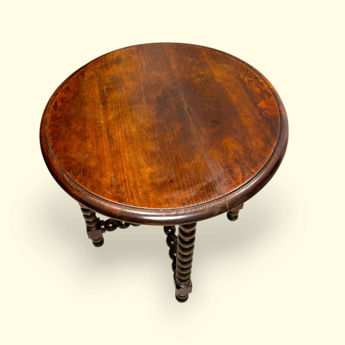 Su función original es servir como mesa de apoyo para colocar objetos de uso cotidiano, libros, lámparas, piezas decorativas, bandejas o elementos auxiliares dentro de una estancia. 