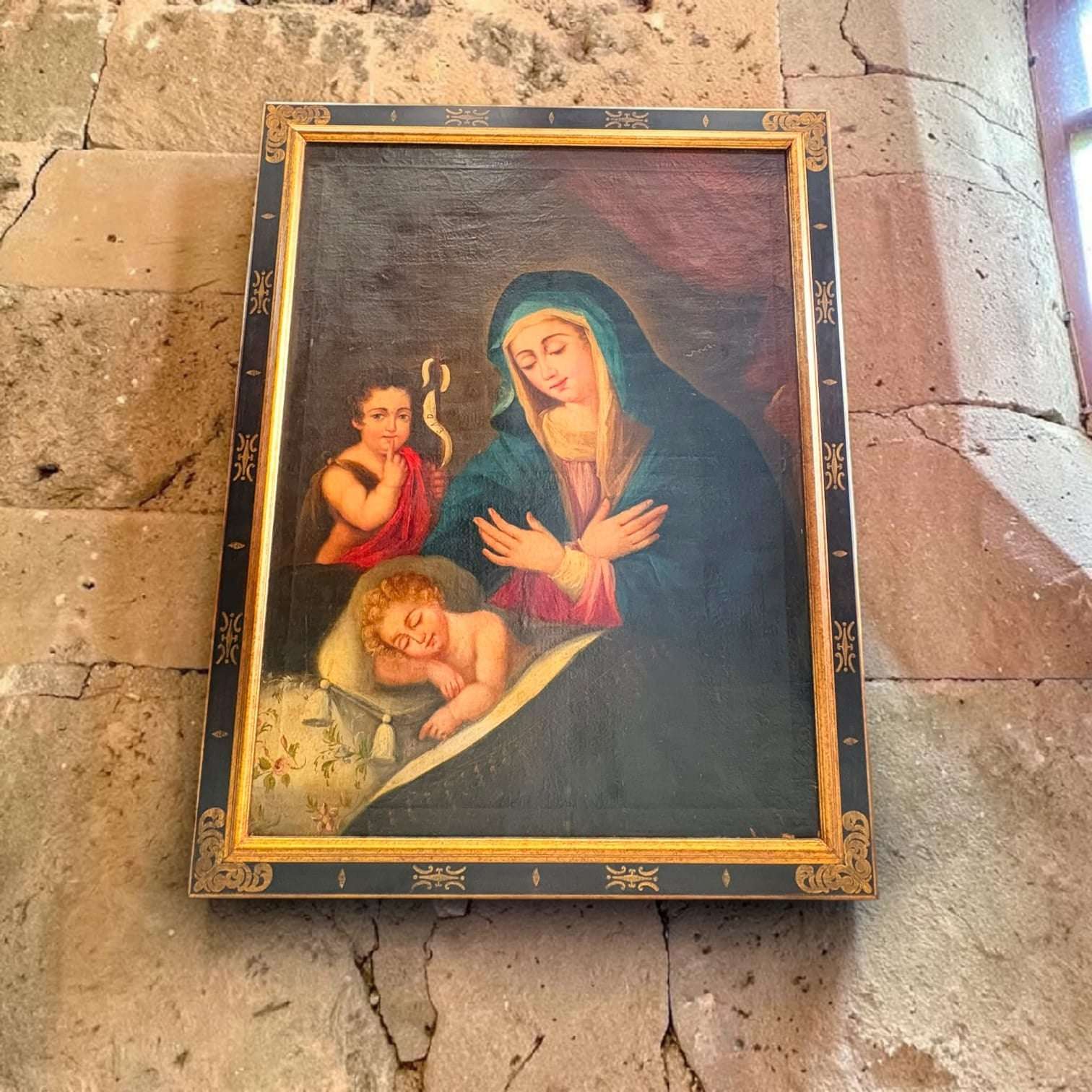 En portugués podría describirse como una peça de arte sacra com presença, devoção e grande valor decorativo, ideal para quienes buscan obras antiguas con carácter.