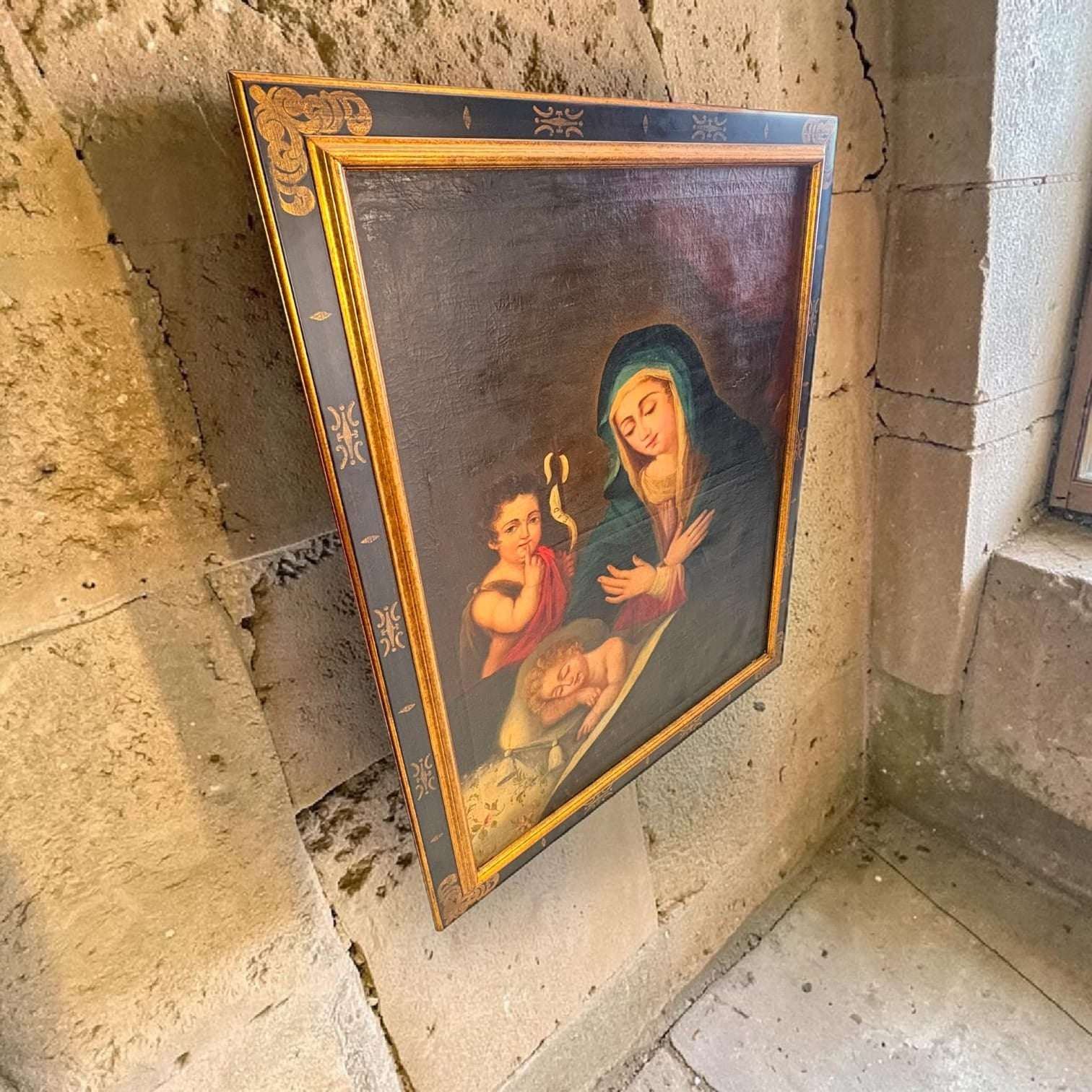 Como pieza de arte religioso, este Cuadro puede integrarse en salones clásicos, casas rurales, espacios de colección, entradas amplias, capillas particulares o interiores donde se busque una decoración con sentido, presenci