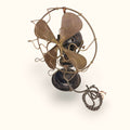 Nuevo en catálogo, limitado y único, este Ventilador está disponible en www.cositasantiguas.es para quienes desean incorporar a su hogar o negocio una pieza funcional, decorativa y con una estética antigua inconfundible.