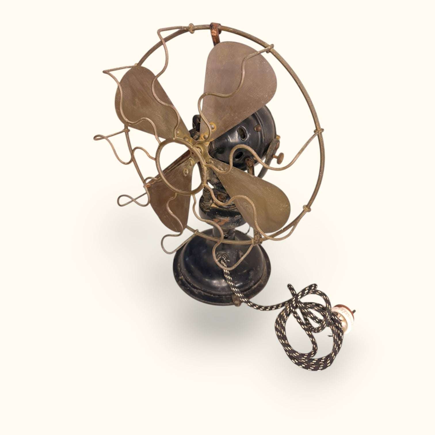 Nuevo en catálogo, limitado y único, este Ventilador está disponible en www.cositasantiguas.es para quienes desean incorporar a su hogar o negocio una pieza funcional, decorativa y con una estética antigua inconfundible.