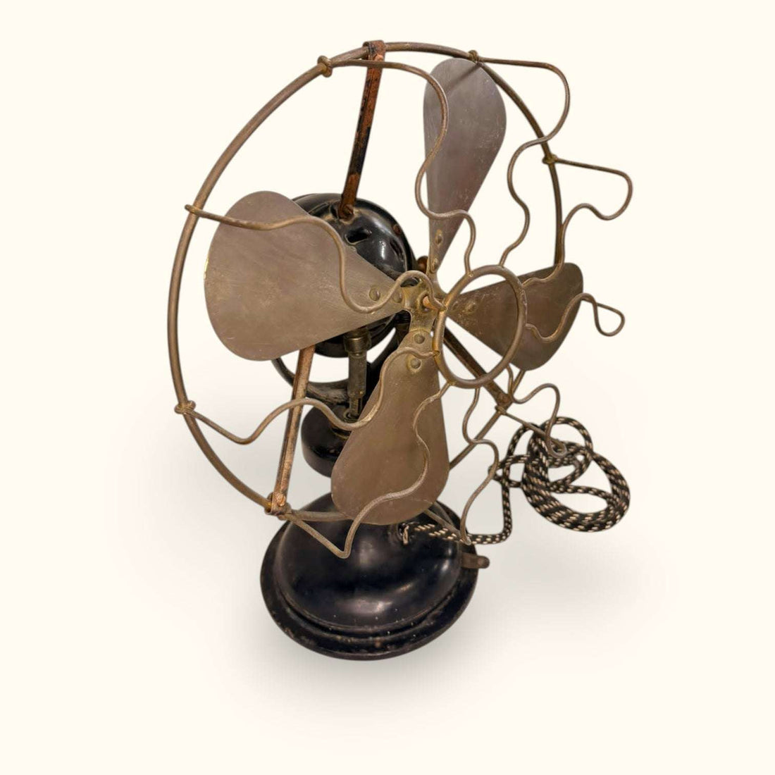 Este Ventilador no es solo un aparato antiguo: es una pieza con historia visual, diseño técnico y carácter propio. 