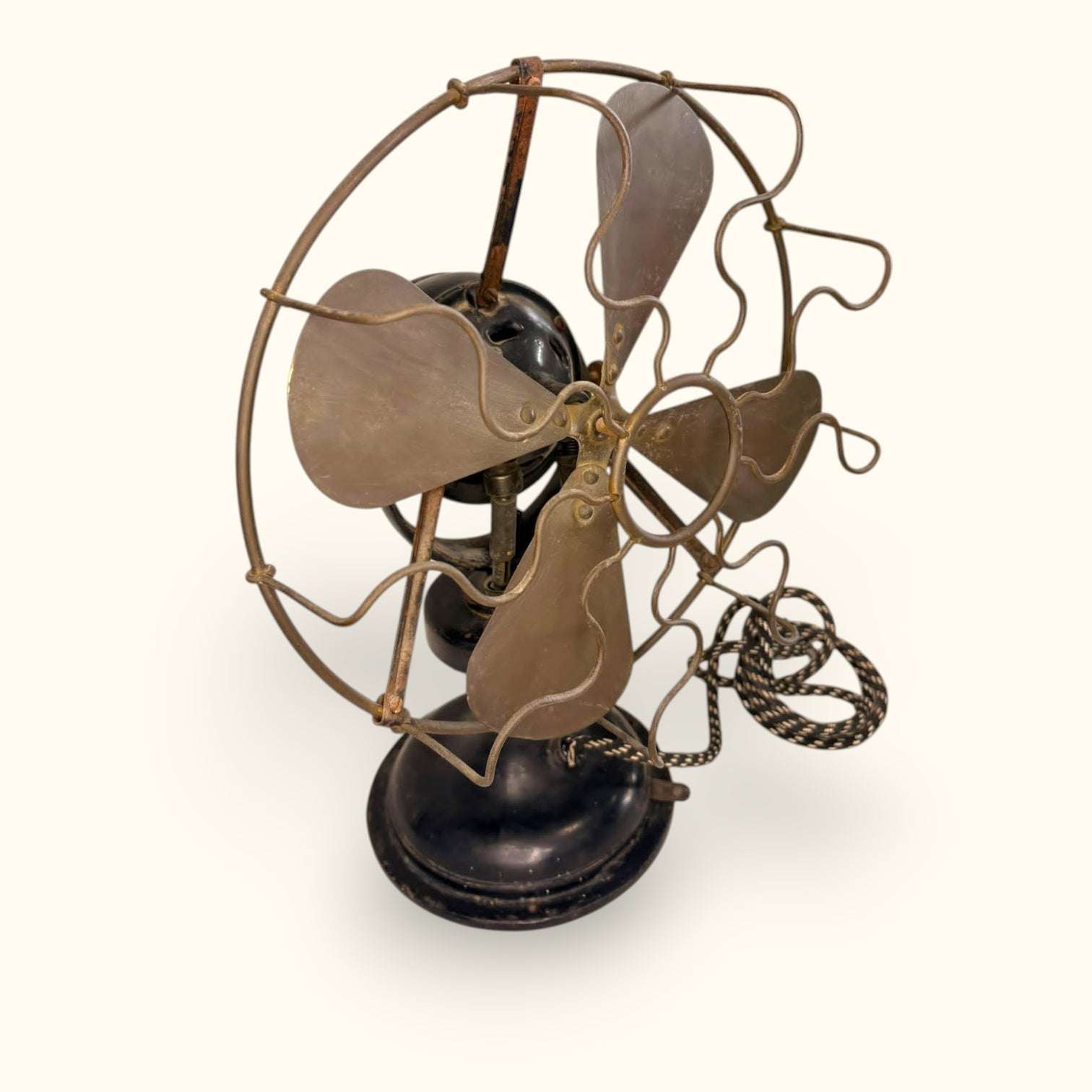 Este Ventilador no es solo un aparato antiguo: es una pieza con historia visual, diseño técnico y carácter propio. 