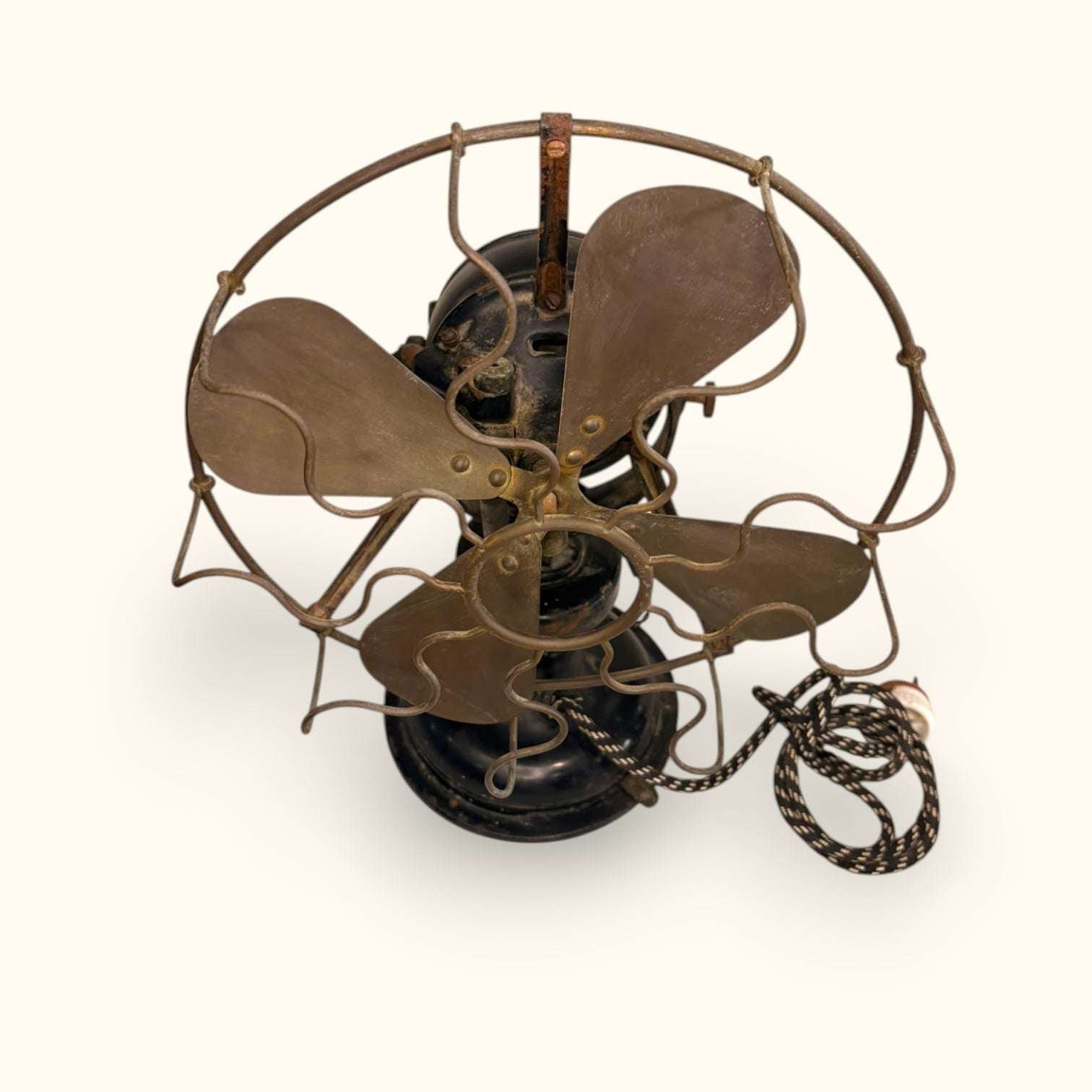 En portugués podría describirse como una peça antiga de metal com charme, presença e valor decorativo, ideal para quienes buscan objetos auténticos y difíciles de encontrar.

