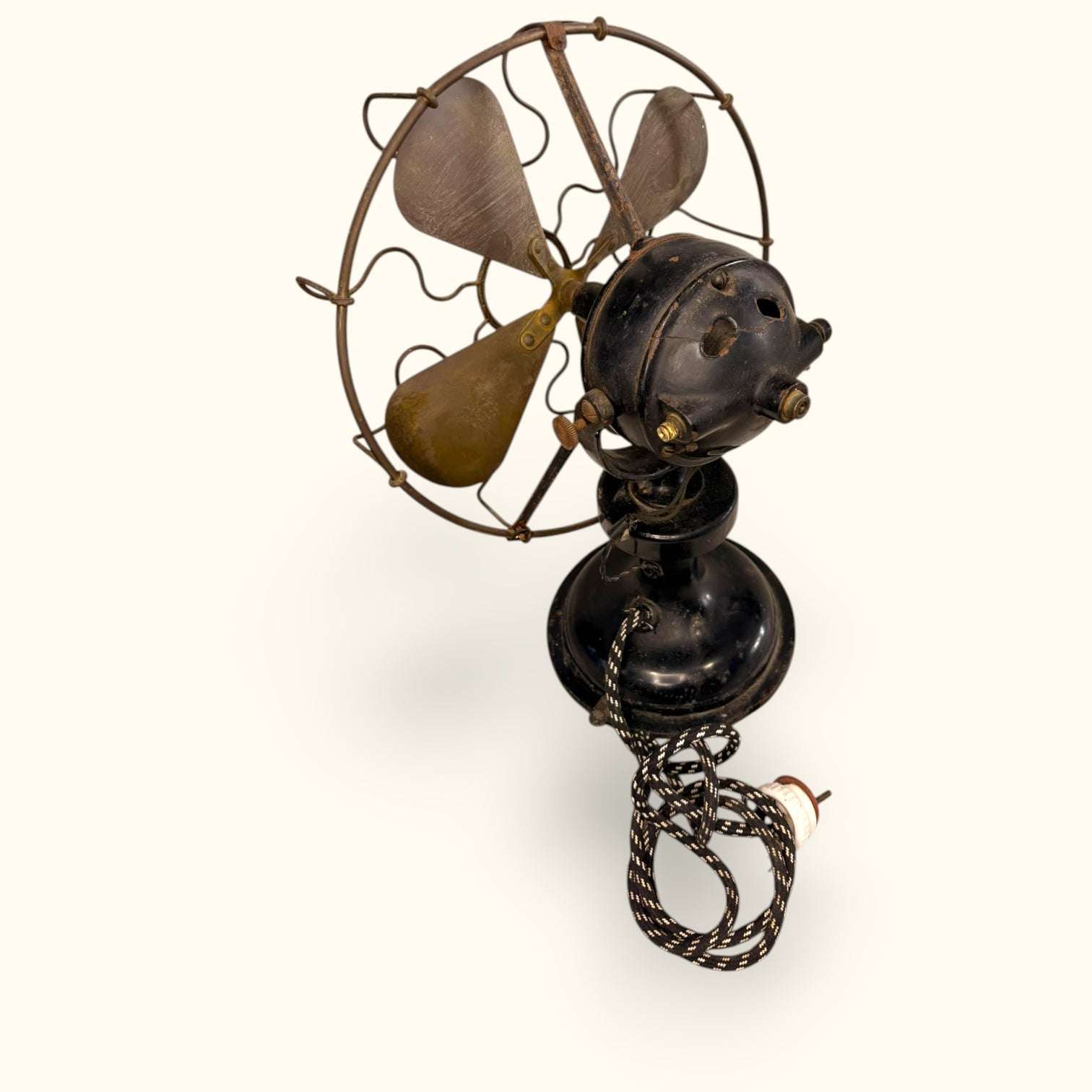 Como pieza decorativa, este Ventilador puede colocarse sobre una mesa auxiliar, estantería, escritorio, consola, mueble bar o escaparate. 