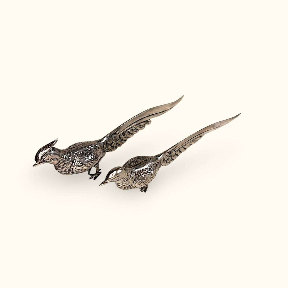 Los faisanes son figuras especialmente apreciadas en decoración por su belleza, su porte elegante y su simbolismo vinculado a la nobleza, la distinción y la armonía.