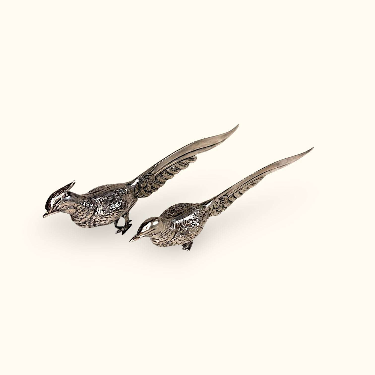 Los faisanes son figuras especialmente apreciadas en decoración por su belleza, su porte elegante y su simbolismo vinculado a la nobleza, la distinción y la armonía.