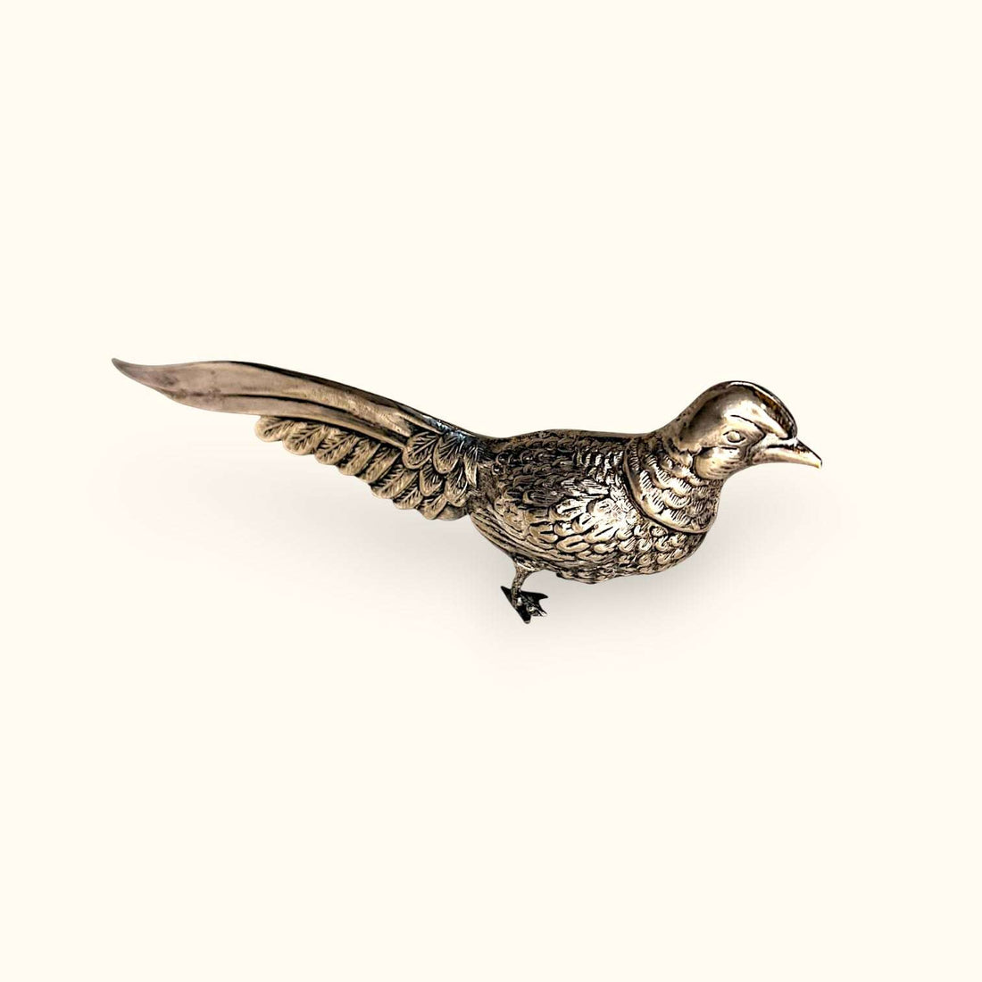 Los faisanes son figuras especialmente apreciadas en decoración por su belleza, su porte elegante y su simbolismo vinculado a la nobleza, la distinción y la armonía.