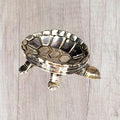 La tortuga, símbolo de serenidad, equilibrio y longevidad, convierte el conjunto en una pieza con carácter, ideal para quienes disfrutan de los objetos decorativos con significado y presencia.