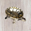 Este cenicero de metal plateado destaca por su original diseño inspirado en la figura de una tortuga. 