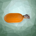 El contraste entre la calidez de la madera y el mango metálico en forma de piña crea una imagen muy llamativa, perfecta para mesas con estilo, cocinas con personalidad o decoraciones donde se busca algo diferente.