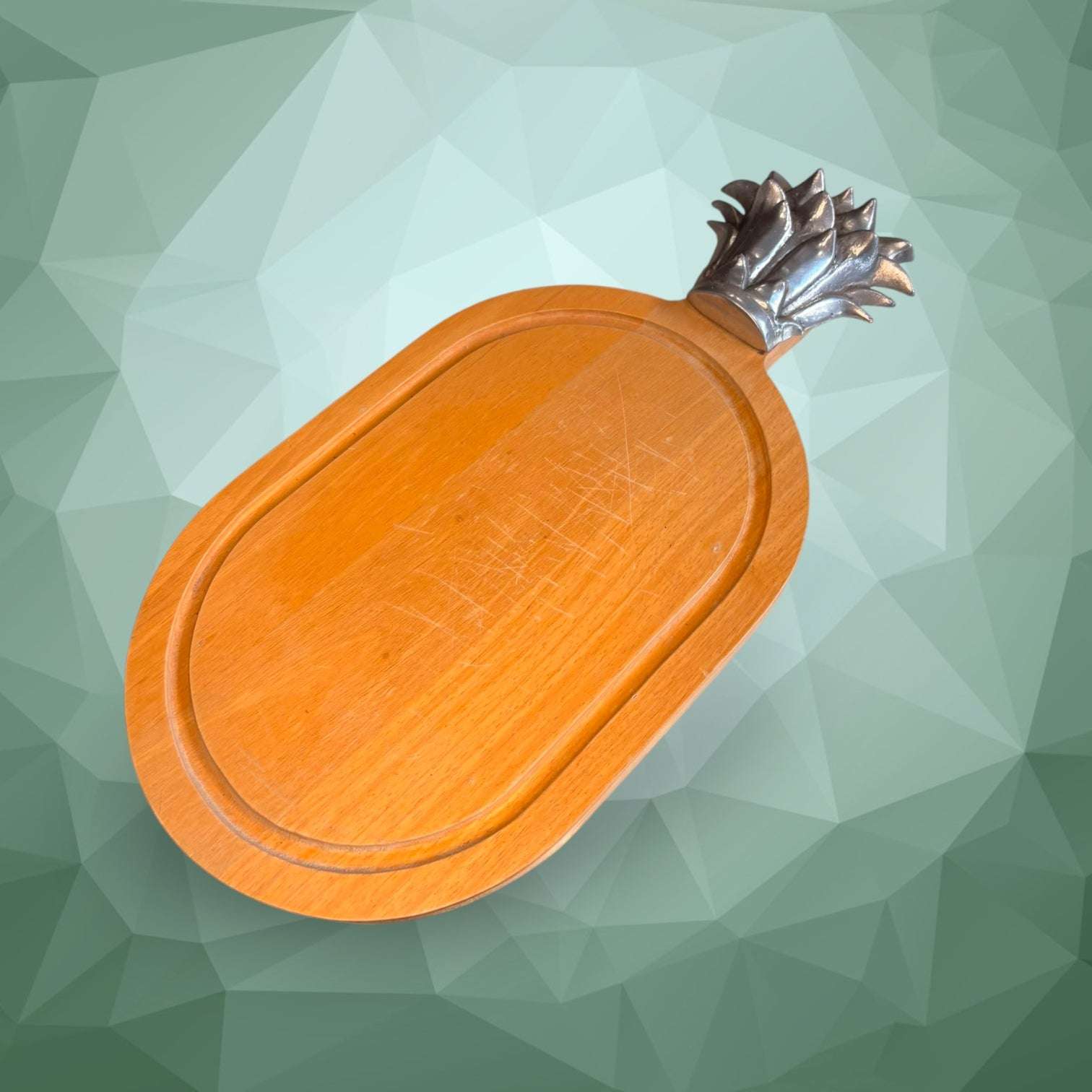 Por su tamaño, resulta cómoda para presentar alimentos en una mesa especial, decorar una encimera o acompañar una vajilla antigua.