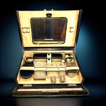 Este Neceser no es sólo un accesorio antiguo: es una pieza que habla de una forma de viajar más cuidada, refinada y elegante.