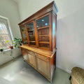 Una pieza única para quienes buscan algo más que un simple mueble: una composición decorativa completa, con almacenaje, exposición y personalidad.