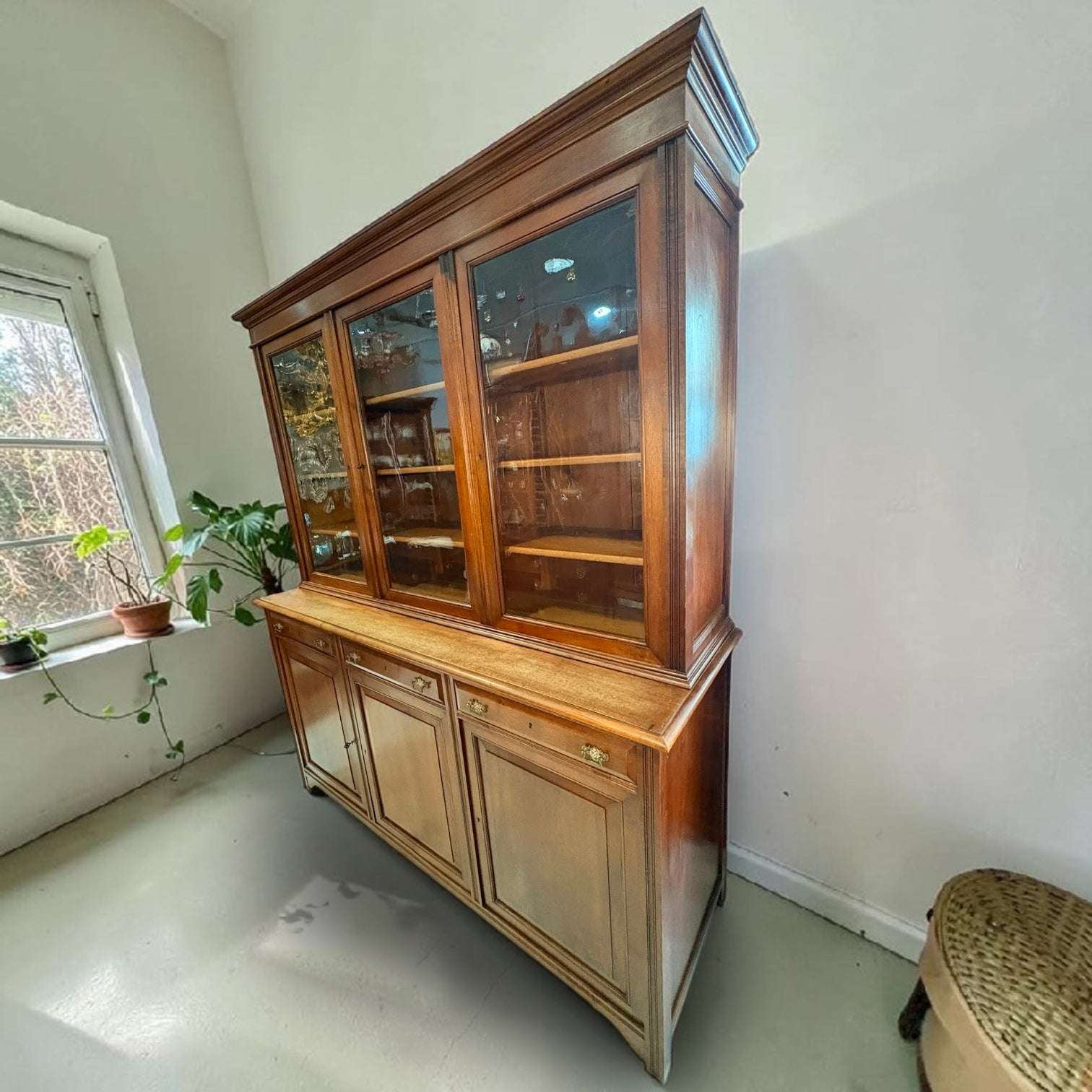 Una pieza única para quienes buscan algo más que un simple mueble: una composición decorativa completa, con almacenaje, exposición y personalidad.